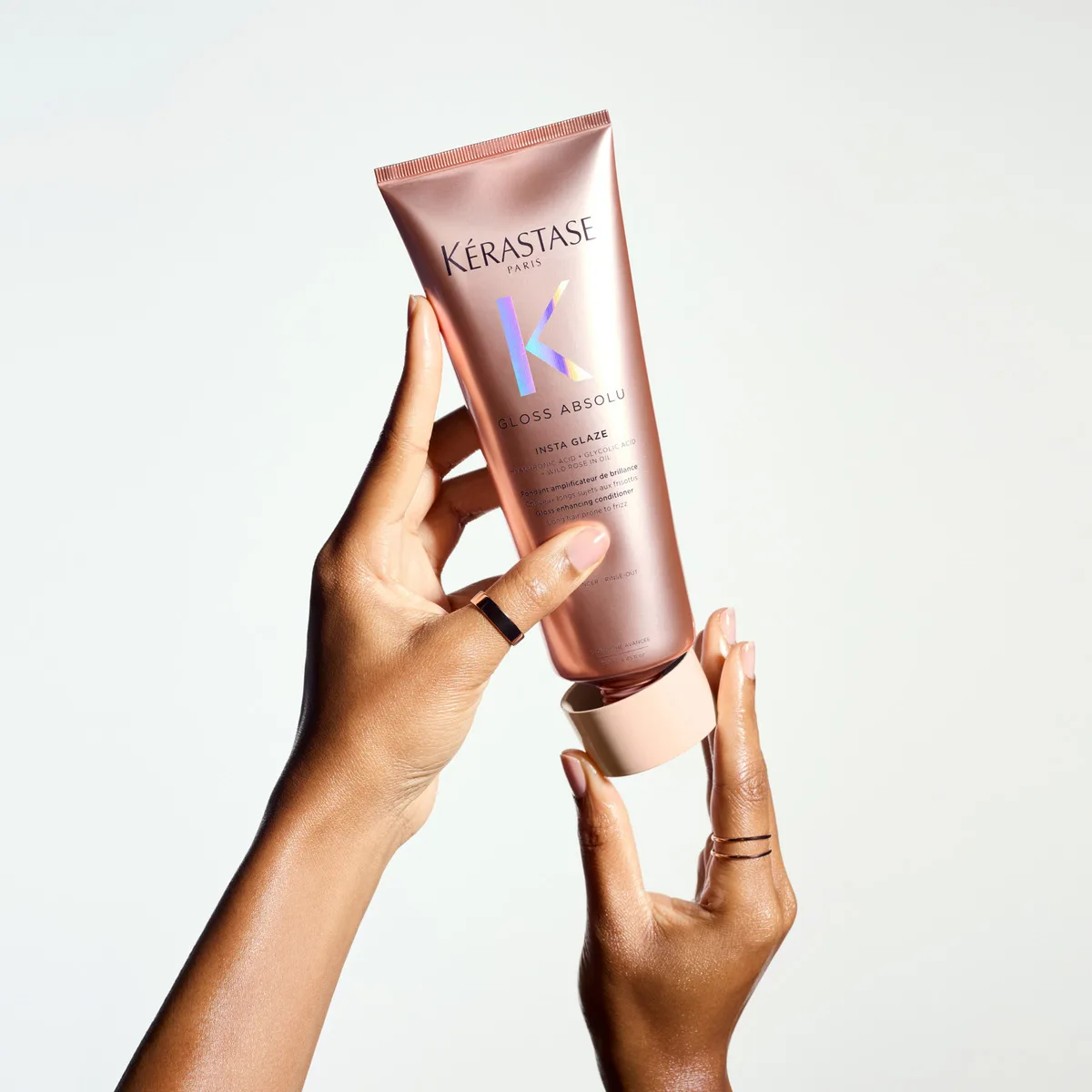 Kérastase, Condicionador, Gloss Absolu, Insta Glaze, para todos os tipos de cabelos, ação anti-frizz com Ácido Hialurônico, Ácido Glicólico e Óleo de Rosa Silvestre, potencializa o brilho, 250ml